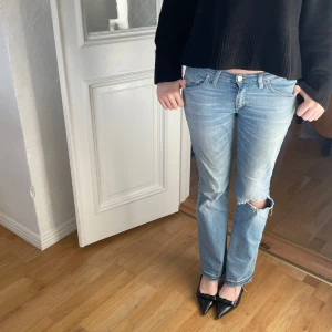 Ljusblå jeans med hål  - Snygga ljusblå jeans med slitningar på knäna. De har låg midja, och är uppsprättade där nere🫶🏼 