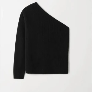 Svart oneshoulder tröja - Snygg svart oneshoulder tröja med en lång ärm. Helt oanvänd men saknar prislapp. Skit snygg till både vardags och festliga tillfällen.