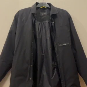 Sail racing PRIMALOFT SHIRT - Aldrig andvänd. Bara hängt i garderoben. Stilren design och skönt material på insidan. Nyrpris 2,500 kr