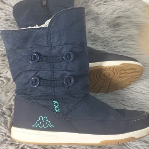 Sköna Stövlar Strl36  från Kappa - Säljer ett par sköna å bekväma stövlar Strl 36 från Kappa. Normal storlek, använd en säsong. Vänligen titta noggrann på bilderna å gör egen bedömning Tack. Skorna är precis som du ser på bilderna! Varan skickas väl packade å helst samma dag som pengarna kommer in å vid hinder nästa dag. Allt gott. 