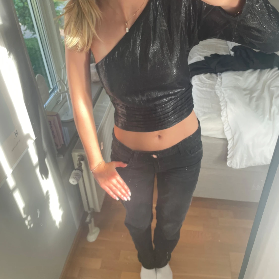 Svart glittrig oneshoulder croppad topp - 2