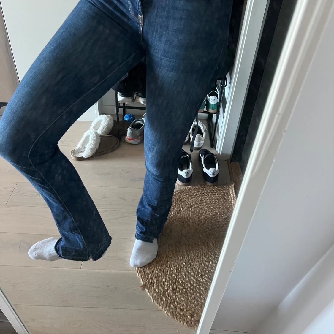 Mörkblå flare-jeans - 2
