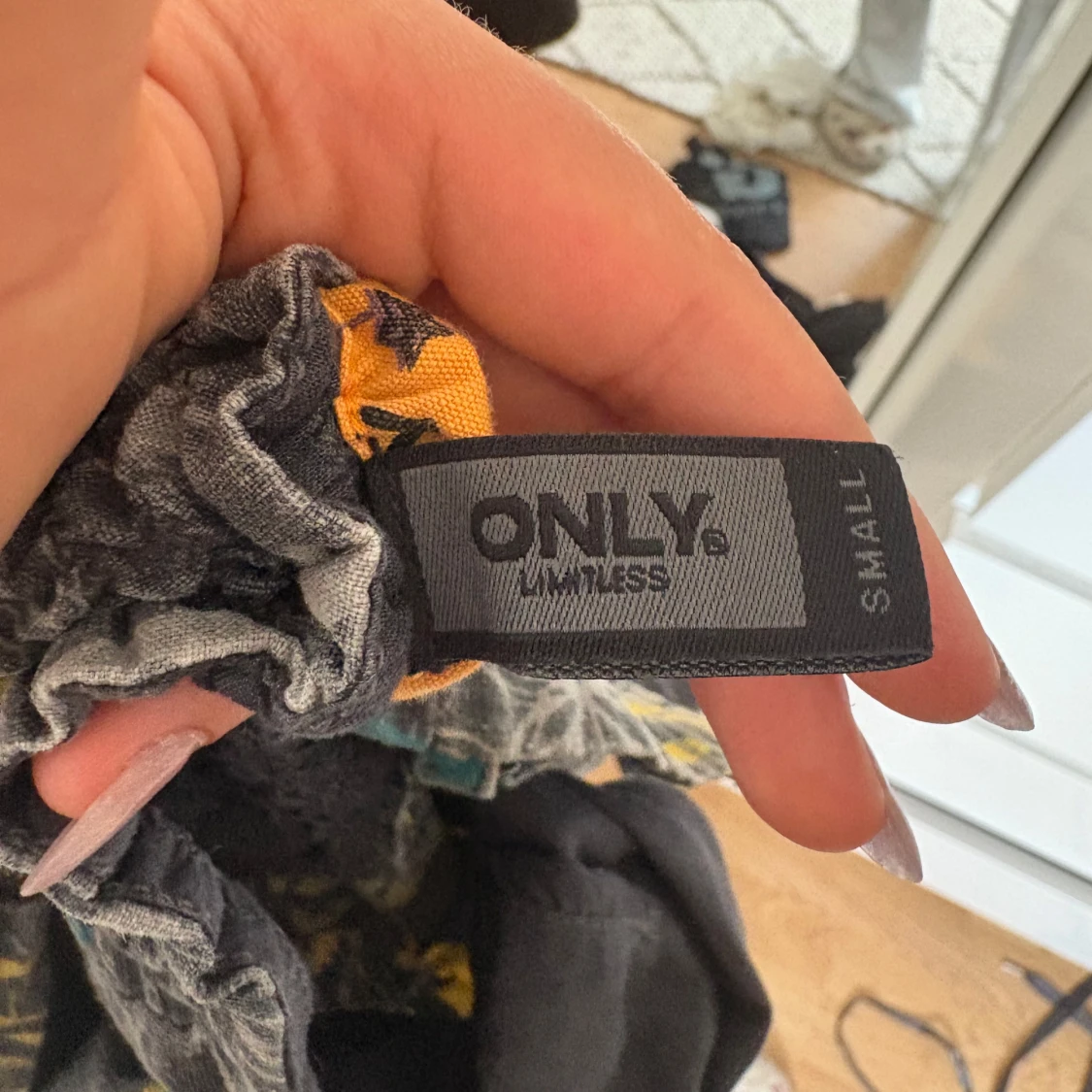 Blommig grå linnetopp från ONLY - 2