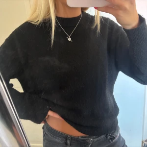 Svart stickad tröja - Helt vanlig svart stickad tröja passar till allt