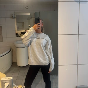 Adidas  oversize tröja  - En super snygg grå Addidas oversized sweatshirt. Knappt använd och pris kan diskuteras. 