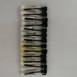 ESSNCE parfymprover 13-pack - Säljer ett set med 13 parfymprover från ESSNCE i små genomskinliga glasflaskor med svart skruvkork. Doftnamn som Dewy Desert, Oh Darling, Cotton Clouds, High on Chai, Iconic Flower, Chocolat Chaud, Sugar Kiss, Milky Flower och Toxique ingår bland annat. Perfekt för dig som vill testa olika dofter. Finns dubbletter av vissa dofter, dessa säljs för 45kr/st så sammanlagt 585kr men jag säljer alla tillsammans för 250kr🍋‍🟩🍑🍓🌸💐