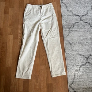 Vita chinos från ASOS Design - Snygga vita chinos från ASOS Design med rak passform och klassisk look