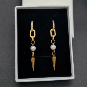 Guldiga örhängen med pärlor och spikes - Snygga örhängen. Rostfrit stål 