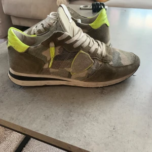 Philippe model - Hej! Säljer dessa snygga skor som är lite slitna men är fortfarande väldigt snygga. De har lite skador där bak och ett hål under sulan men inget som gör att skon är annorlunda. 