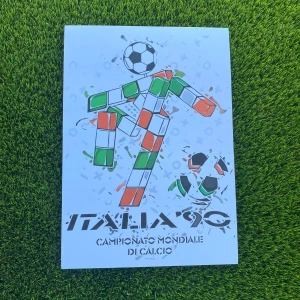Italia '90 Campionato Mondiale di Calcio - Cool poster i A3 storlek med färgstark fotbollsgrafik från VM i Italien 1990! Perfekt för dig som älskar sport, retro och fotbollskultur. Omslaget har en unik illustration med italienska flaggans färger och fotbollstema. Ett måste för samlare och sportfans!