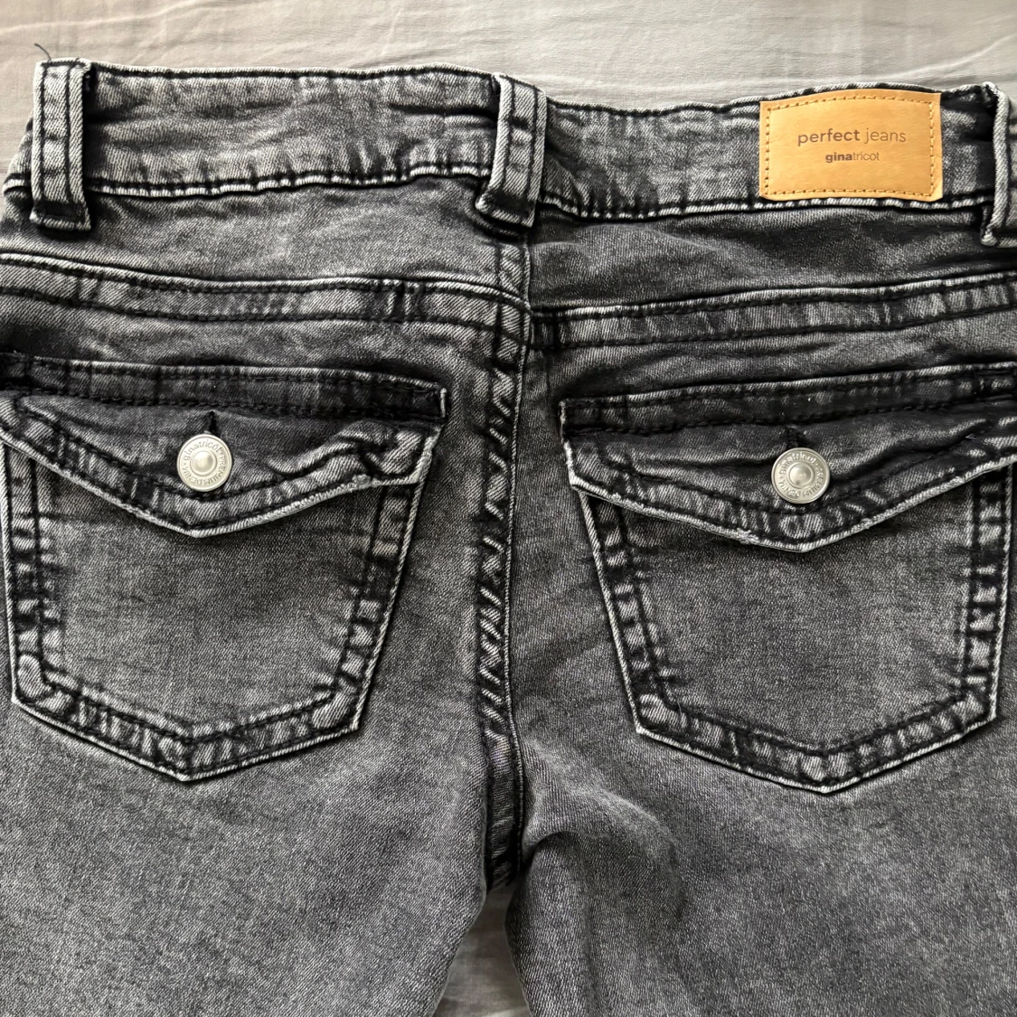 Grå jeans från Gina Tricot