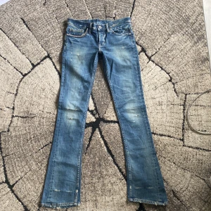 Hysteric Glamour jeans - Säljer dessa sjukt feta hysteric glamour jeans med bootcut passform, det är väldigt bra skick och slitningarna ska vara där. Säljer endast pga att dom är lite för små för mig. Skriv i dm vid minsta lilla funderingar och !!kan självklart gå ner i pris vid en snabb affär!!