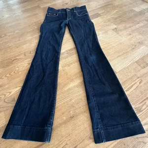 Lågmidjade Bootcut jeans  - Snygga mörkblå lågmidjade bootcut jeans från J Brand. Jeansen är strechiga och formar sig fint efter kroppen! De är mycket utsvängda nertill, de är långa i benen, de går även att göra längre om man vill ta upp sömmen.  Midjemåttet; 39cm platt, innerbenslängd; 85cm. Storlek på etikett; 28.  Jag skulle säga att de motsvarar S/ liten M.    Det är bara att höra av sig vid frågor! 💙