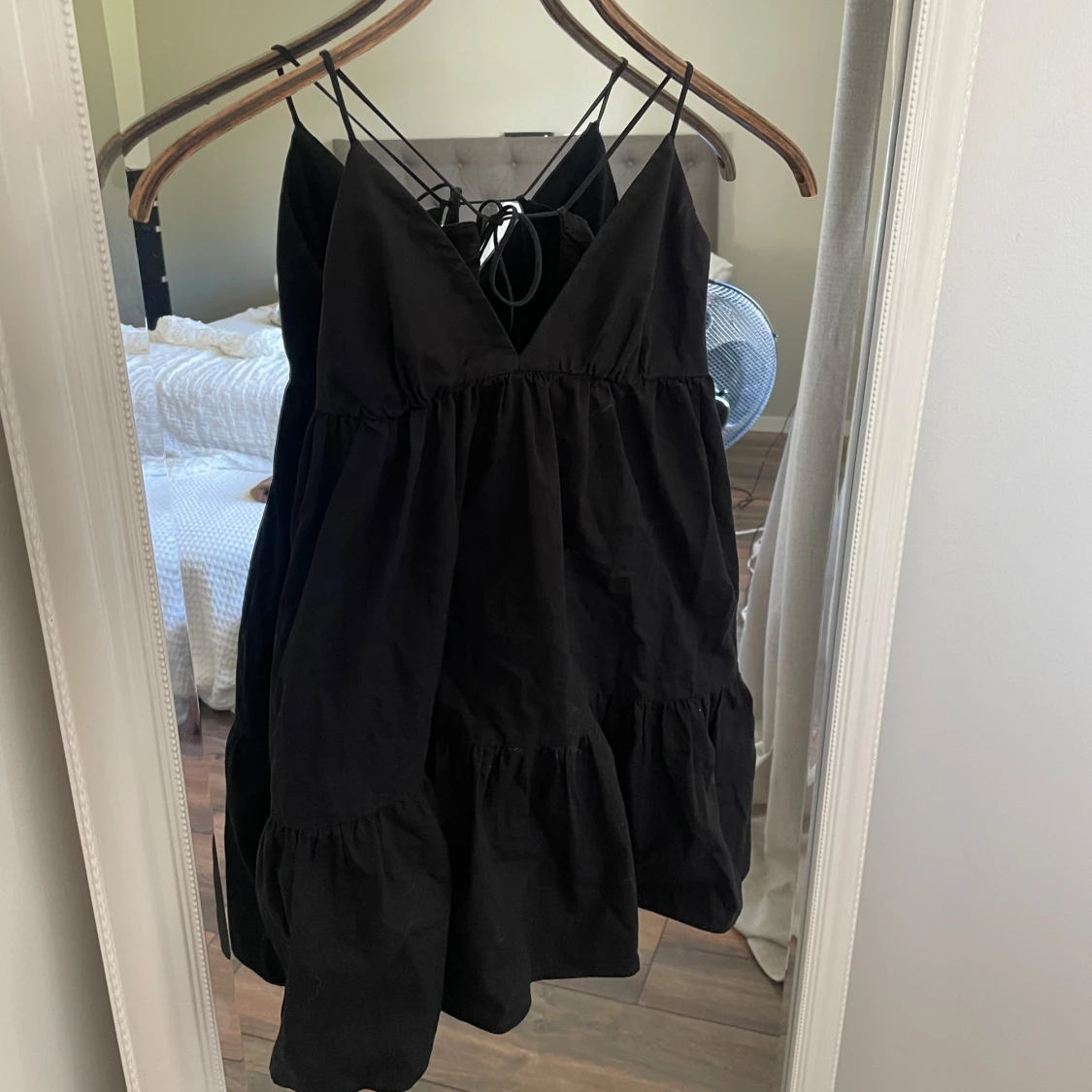 Svart kort klänning med snörning