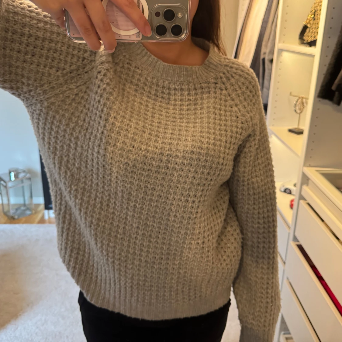 Grå stickad tröja - 1