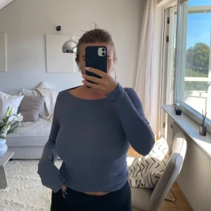 Blå långärmad topp från Nelly - Snygg blå långärmad topp från Nelly i storlek XS. Modellen är slim och har en enkel, rund halsringning. Materialet är mjukt och stretchigt
