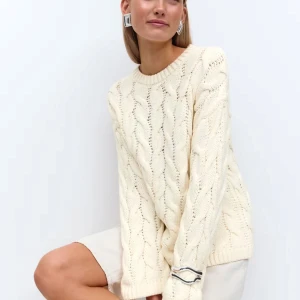 Kabelstickad tröja Gina Tricot - Säljer den snygga kabelstickade tröjan från Gina Tricot. Använd ca 3 gånger så i princip helt ny. Storlek S🤍 Slutsåld