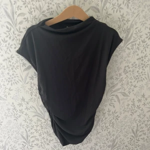 Mörkgrå topp  - Jättefin mörkgråtopp från Gina Tricot, använd fåtal gånger
