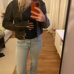 Mörkbrun skinnjacka  - Superfin skinnjacka från Nelly som jag endast använd en gång, så den är som ny🥰passar perfekt nu till hösten!