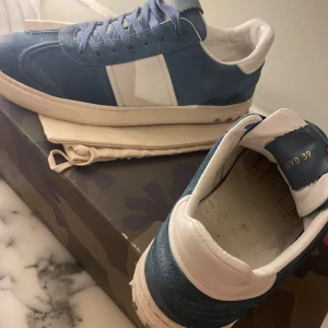 Blå valentino flycrews - Säljer ett par snygga blå och vita sneakers från Valentino. Skick 8/10, storlek 39 men sitter som 40, passar nog även 41, skriv vid intresse av köp! Finns små tecken på användning på sulan men alla nitar sitter kvar! Box och dustbag medföljer. Köpta för 2750. Pris kan diskuteras vid snabbt köp 😃