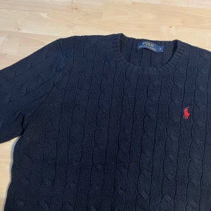 Mörkblå stickad tröja Polo Ralph Lauren - Iprinsip oanvänd, priset kan diskuteras 