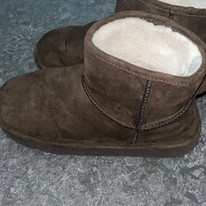 Bruna boots med mjukt foder - Mysiga bruna boots. Nytvättade, så du får bootsen rena i ett paket! 🫶🏻