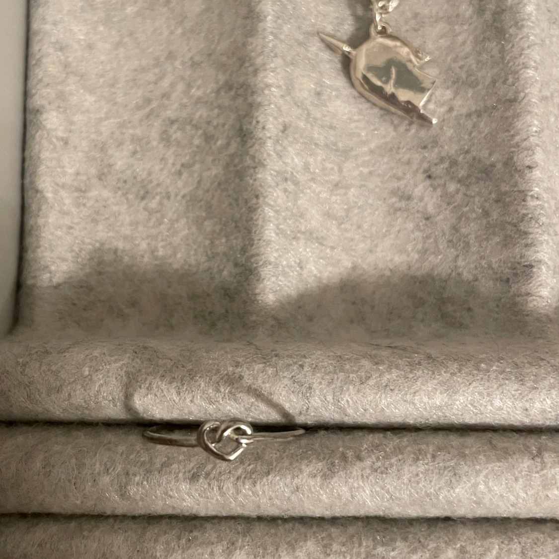 Silverring med ett knutet hjärta