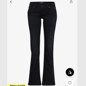 Ltb jeans - Nattblå ltb jeans i modellen valarie. Superlågmidjade! De är endast använda en gång så definitivt i nyskick 💕💕