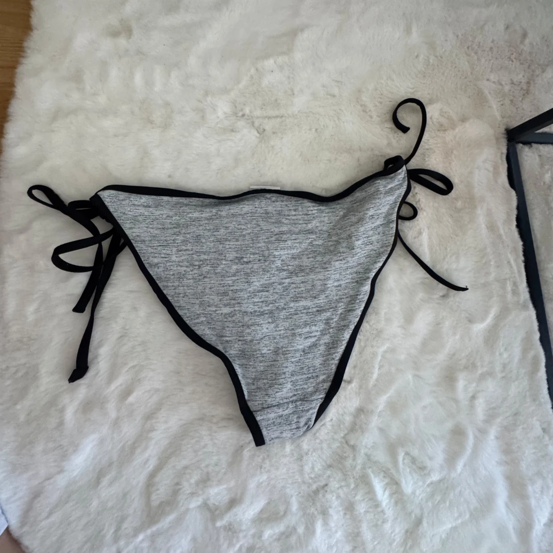 Grå bikiniunderdel med svarta kanter H&M - 1