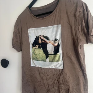 Limitato tshirt  - Säljer denna unika limitato T-shirten. Storlek: M men passar S också | Skick: 7/10, inga större defekter men den är lite utänjd vid midjan men inget större | Pris: Köpte denna ny för ca 1000, sätter ett eget pris på 150👍🏼🤩