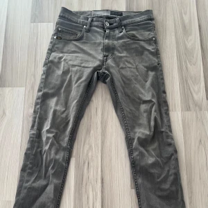 Tiger Of Sweden Jeans - Säljer nu dess TOS jeans för de inte längre passar, riktigt snygga och stilrena med märket vid fickan och på bakfickorna. Det är modellen ”Sharp”. Inga problem eller skador på de alls. Hör av er vid frågor eller fler bilder! /Linus
