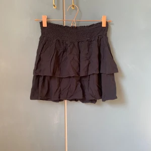 Svart volangkjol - Supersöt kort svart volangkjol från märket Only i storlek 36. Kjolen har varit välanvänd men inga större synliga defekter💕💕