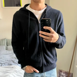 Kashmir Zip Hoodie - John Henric - 100% Kashmir från John Henric. Skick: nästan helt ny 9/10. 