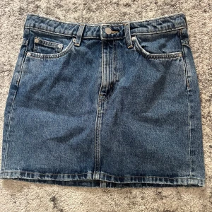 Blå jeanskjol från Weekday - Säljer en klassisk blå jeanskjol från Weekday i storlek 38. 