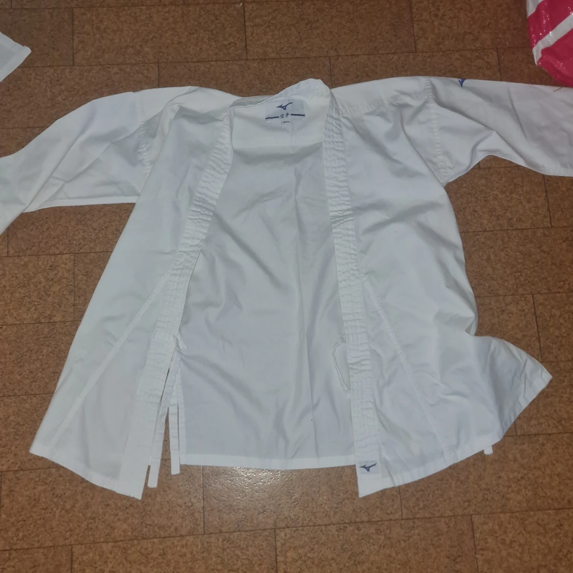Vit karatekostym från Mizuno