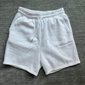 Vita shorts - Säljer nu dessa vita mjukisshorts som är köpta för 100 kr. Shortsen är i mycket bra skick och är endast använda ett fåtal gånger! 