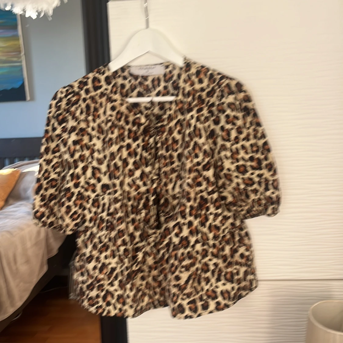 Leopardmönstrad blus med puffärm