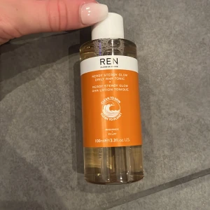 REN Ready Steady Glow Daily AHA Tonic - Fräsch ansikts-toner från REN Clean Skincare, Ready Steady Glow Daily AHA Tonic i en transparent plastflaska med orange etikett. Innehåller 100 ml och är vegansk, med naturliga citrusdofter och AHA-syror för glow. Helt oanvänd och nypris är 350.