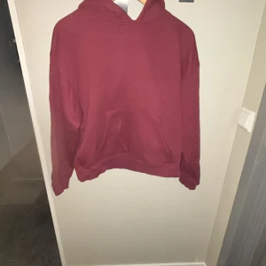 Vinröd hoddie från lager 157 - En superfin hoddie från lager 157, inte använd så ofta och har inget slitage. Varmare material inne vilket gör de skönare för kroppen. ❤️