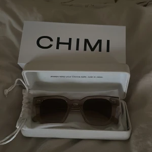 Beige CHIMI solglasögon  - Snygga solglasögon från CHIMI i modellen 04 och färgen ecru. Kommer med originalfodral och tygpåse. Perfekt accessoar för soliga dagar och trendiga outfits. Fint skick!!