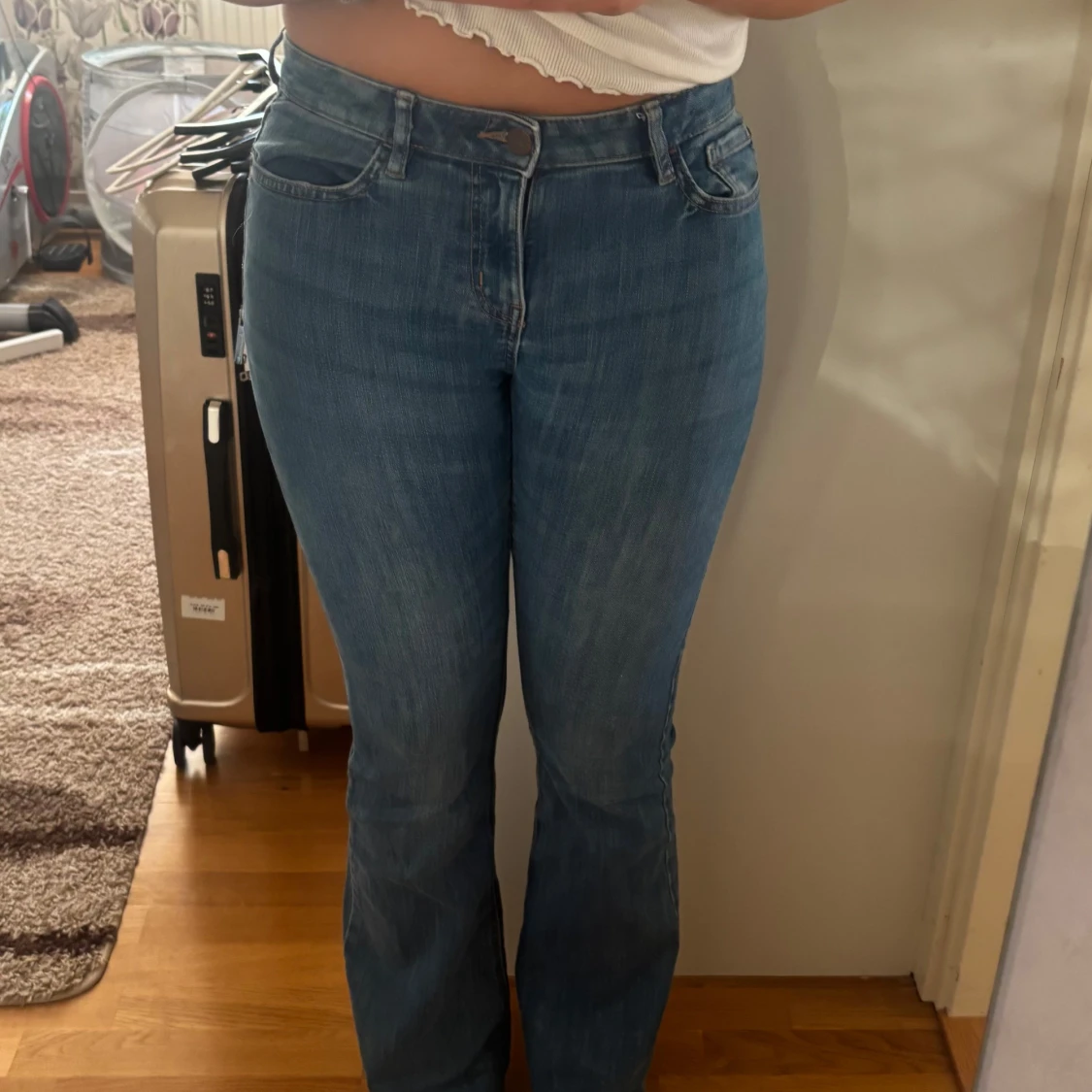 Blå bootcut jeans från Lindex