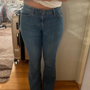 Blå bootcut jeans från Lindex - Snygga blå jeans från Lindex i  bootcut modell. Klassisk femficksdesign med knapp och dragkedja framtill. Säljer då de inte kommer till användning.💙