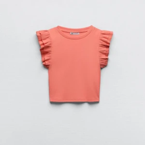 Korallrosa croppad topp med volangärmar - Superfin korallrosa croppad topp från Zara med volangdetaljer på axlarna. Toppen är använd en gång. Kom privat för fler bilder eller frågor!🧡🧡