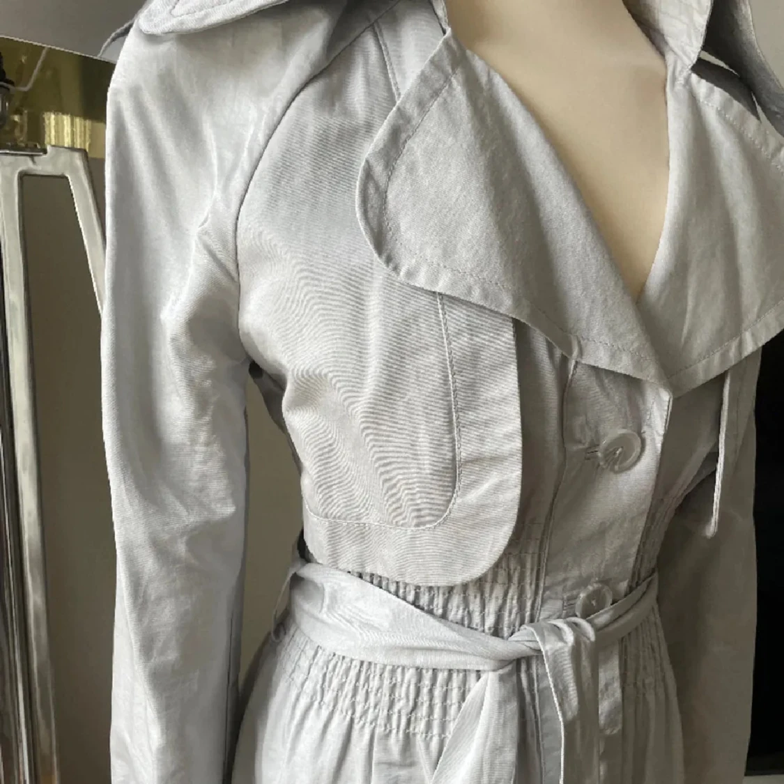 Ljusgrå trenchcoat med bälte - 1