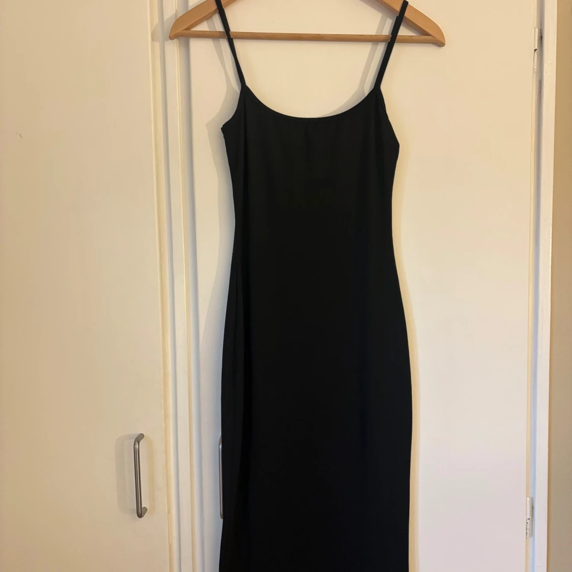 Svart långklänning med smala axelband - 1