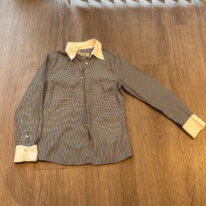 Rutig marinblå vit skjorta från Stenströms✨ - Säljer denna oanvända skjorta från Stenströms. Den är riktigt fet och är perfekt för att höja din outfit. Den är stilren och syns väl. 