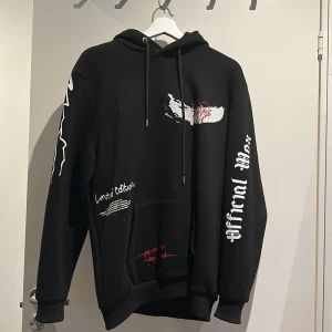 Mjukis set boohoo - Svart hoodie från boohooMAN men funkar bra som unisex. Hoodien har snörning i huvan, känguruficka och ribbade muddar.