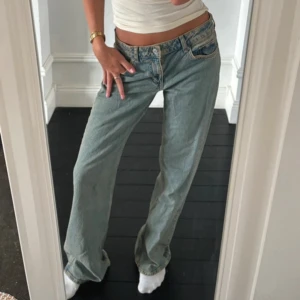 Blå wide jeans från NA-KD - Säljer ett par populära blå jeans från NA-KD med låg midja och breda, raka ben. 💕