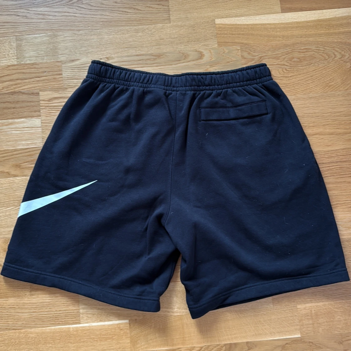 Svarta Nike shorts med logga - 1