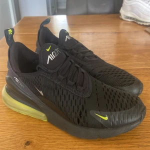 Nike Air Max 270 svarta sneakers - Dom har några små hål men inget man tänker på och om man har svarta strumpor syns inte hålen, skorna rengörs innan leverans, de är 100 procent äkta nypris 1500